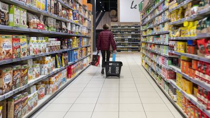 Les vols à l'étalage ont augmenté de plus de 14% en 2022, selon le ministère de l'Intérieur. Photo d'illustration. (SERGE TENANI / HANS LUCAS / VIA AFP)