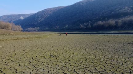 Le sol du barrage de Hasanlar à Duzce (Turquie) était sec et craquelé, le 4 janvier 2023, à cause du manque de pluie dans la région. (OMER URER / ANADOLU AGENCY / AFP)