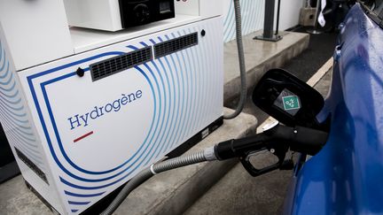 Une voiture en train de faire le plein d'hydrogène. Photo d'illustration. (VINCENT ISORE / MAXPPP)