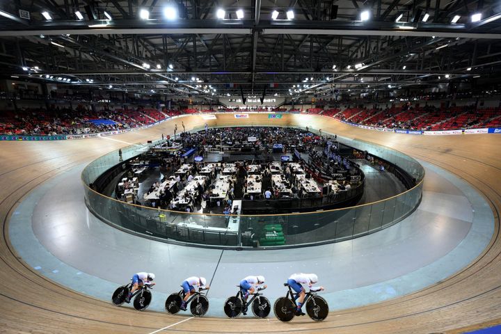 L'équipe britannique de poursuite par équipes lors des Championnats du monde de cyclisme sur piste à Saint-Quentin-en-Yvelines, le 12 octobre 2022. (ANNE-CHRISTINE POUJOULAT / AFP)