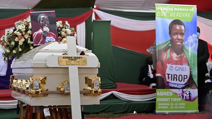 Le cercueil d'Agnes Tirop, lors de ses obsèques le 23 octobre 2021. (SIMON MAINA / AFP)