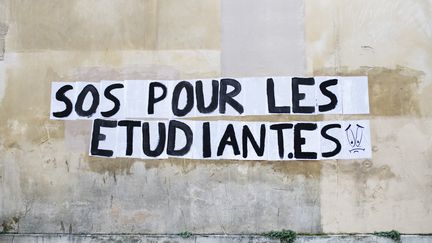 Un message inscrit par des étudiants sur un bâtiment de la Sorbonne, le 18 janvier 2021, à Paris. (FIORA GARENZI / HANS LUCAS / AFP)