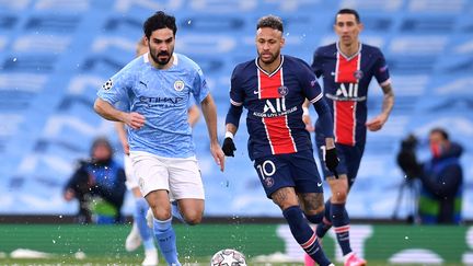 L'attaquant du PSG Neymar face au milieu de Manchester City Ilkay Gundogan lors de la demi-finale retour de Ligue des champions, le 4 mai 2021 à l'Etihad Stadium. (PAUL ELLIS / AFP)