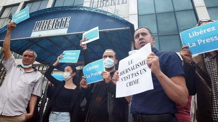 Manifestation devant le siège du journal "Liberté"&nbsp;à Alger&nbsp;pour la libération&nbsp;de Rabah Kareche, le 25 avril 2021. (- / AFP)