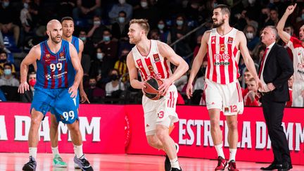 Les joueurs de l'Etoile rouge de Belgrade lors du match d'Euroligue contre Barcelone, en Espagne, le 18 mars 2022. (JAVIER BORREGO / SPAIN DPPI / AFP)