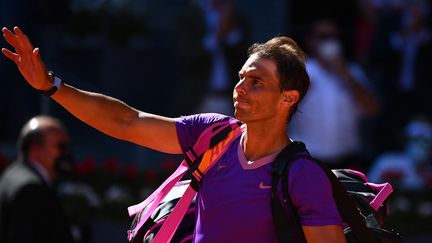 Rafael Nadal salue le public de Madrid, le 7 mai 2021. (GABRIEL BOUYS / AFP)