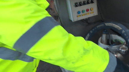 Malgré l’arrivée de la pluie, la situation reste inquiétante. De nombreux départements sont victimes de la sécheresse, et des mesures de restriction d’eau ont été prises dans 13 communes du Puy-de-Dôme. Certaines sont ravitaillées par camions-citernes. (France 2)