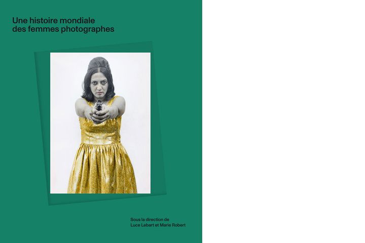 La couverture d'"Une histoire mondiale des femmes photographes" (Textuel), photographie de Pushmala N. (© Pushmala N.)