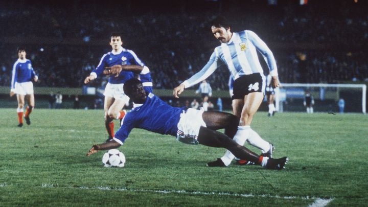 Le d&eacute;fenseur fran&ccedil;ais Marius Tr&eacute;sor (en bleu fonc&eacute;) face &agrave; l'Argentine, le 6 juin 1978. (SVEN SIMON / AFP)