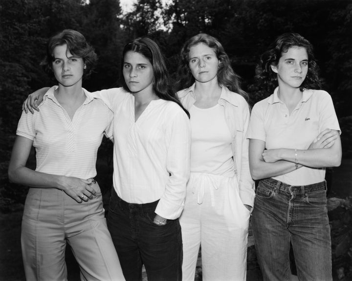 "Brown Sisters, 1975" La première photo des soeurs Brown en 1975 prise par Nicholas Nixon. 
 (Nicholas Nixon / Collection Fondation MAPFRE)