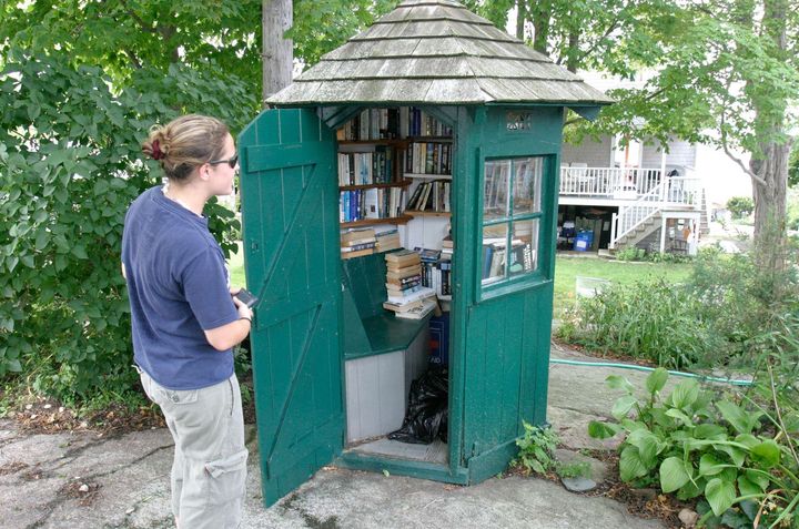 A Money Island&nbsp;aussi (Connecticut, Etats-Unis), la trentaine d'&acirc;mes qui occupe ce coin recul&eacute; peut emprunter des livres dans une cabine t&eacute;l&eacute;phonique d&eacute;saffect&eacute;e depuis 2006. (MICHELLE MCLOUGLIN/AP/SIPA/AP)