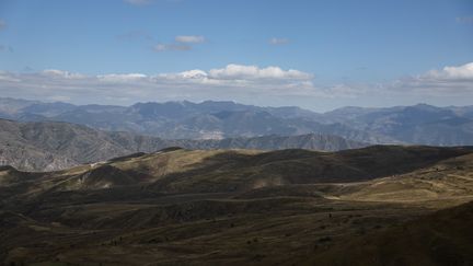 Les montagnes du Haut-Karabakh, territoire qui fait l'objet d'un conflit entre l'Arménie et l'Azerbaïdjan, photographiées le 27 septembre 2023. (ALAIN JOCARD / AFP)