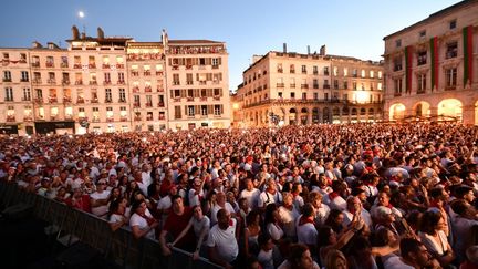 La foule rassemblée devant l'hôtel de ville pour l'ouverture des Fêtes de Bayonne le 26 juillet 2023. (GAIZKA IROZ / AFP)