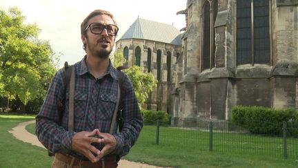 Paul Cartier, un comédien-guide retrace l'histoire de la cathédrale de Reims. (FRANCEINFO)