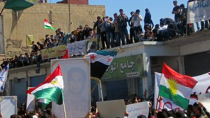 Une manifestation anti-r&eacute;gime vendredi 23 mars, dans la vile de Qamishli, &agrave; la fronti&egrave;re turque.&nbsp; (AFP)