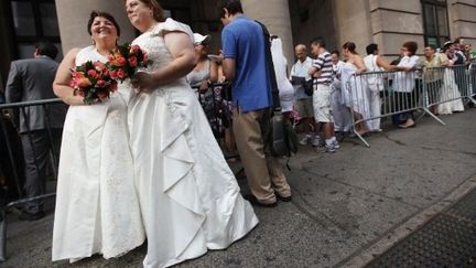 Un couple homosexuel attendant pour se marier devant la mairie de Brooklyn (AFP - Getty Images - Mario Tama)