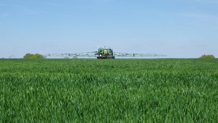 Un tracteur pulvérise des produits sur un champ de blé, à Montaigu (Vendée), le 15 avril 2023. (MATHIEU THOMASSET / HANS LUCAS / AFP)