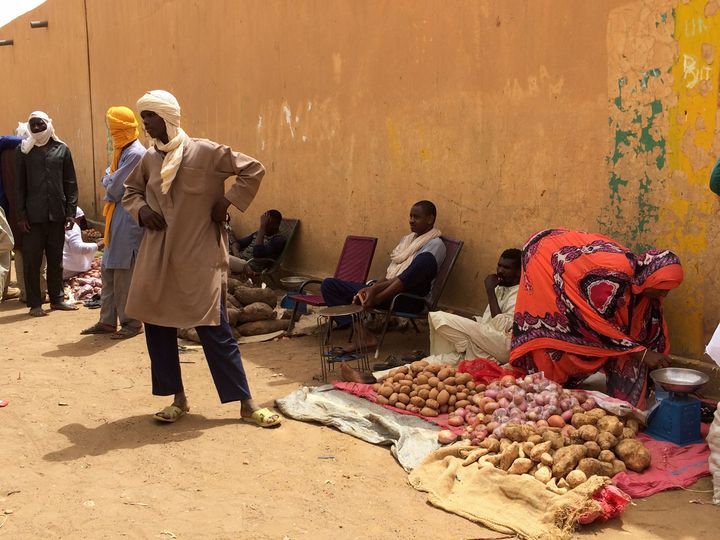 Des marchands attendent leurs clients au marché de Mnaka, dans le nord-est du Mali, le 27 juin 2019. (MARIE WOLFROM / AFP)