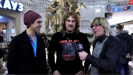 Geoff Nicholls (centre), claviériste de Black Sabbath, entouré de deux journalistes (2006)
 (StarshowTelevision / You Tube)