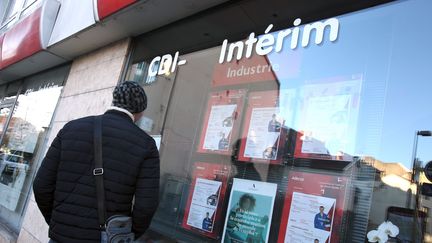 Un homme devant une agence d'emploi à Montbéliard (Doubs). (LIONEL VADAM  / MAXPPP)