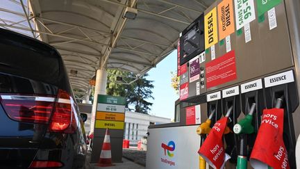 Des pompes à essence hors service dans une station TotalEnergies à Nice (Alpes-Maritimes), le 7 octobre 2022. (MUSTAFA YALCIN / ANADOLU AGENCY / AFP)