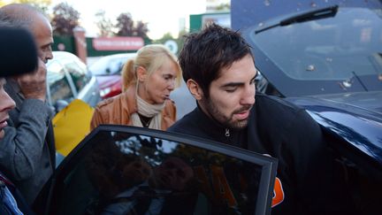 Nikola Karabatic entre dans une voiture de police apr&egrave;s le match PSG-Montpellier handball, le 30 septembre 2012 &agrave; Paris.&nbsp; (FRANCK FIFE / AFP)