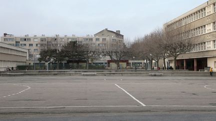 Une vue générale de l'école maternelle où exerçait l'enseignant qui a inventé une agression au cutter, le 14 décembre 2015 à Aubervilliers (Seine-Saint-Denis). (JACQUES DEMARTHON / AFP)