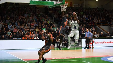 L'ailier américain de la JSF Nanterre, Mykal Riley, fonce au panier face aux joueurs du Mans. (NIKOLA ANCEVSKI)