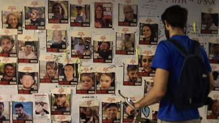 Des photos des otages du Hamas lors d'un rassemblement de proches de ces personnes enlevées, le 2 novembre 2023 à Tel-Aviv (Israël). (LAETITIA NOTARIANNI / HANS LUCAS / AFP)