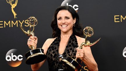 L'actrice américaine Julia Louis-Dreyfus a remporté l'Emmy Award de la meilleure actrice dans une comédie, pour "Veep", sacrée meilleure série, le&nbsp;18 septembre 2016 à Los Angeles.&nbsp; (FRAZER HARRISON / GETTY IMAGES NORTH AMERICA / AFP)