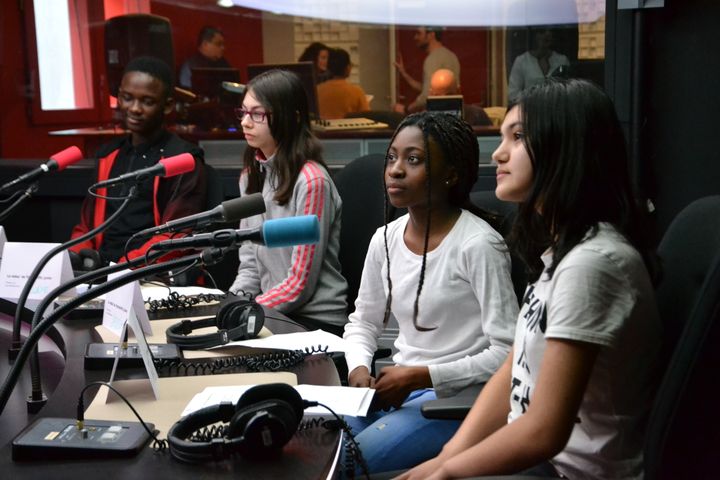 Avant le jour J de l'enregistrement, les élèves ont choisi le sujet de leur émission et prépare des questions avec leurs enseignants et une journaliste de franceinfo junior. (ESTELLE FAURE / FRANCEINFO - RADIOFRANCE)