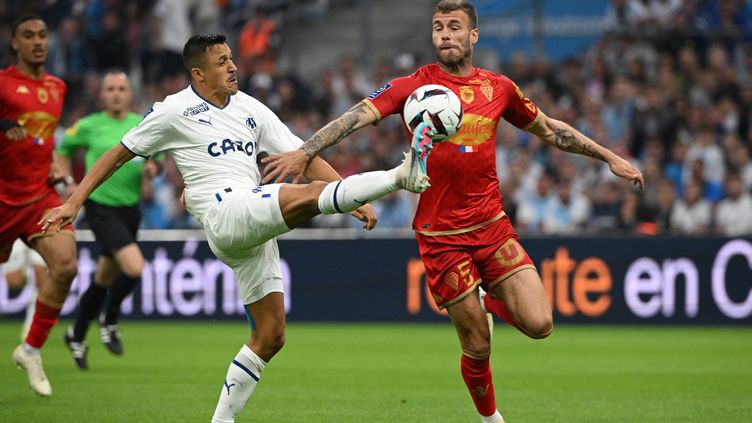 Alexis Sanchez facing Miha Blazic during the Ligue 1 match between Olympique de Marseille and SCO d'Angers at the Vélodrome stadium, May 14, 2023. (NICOLAS TUCAT / AFP)