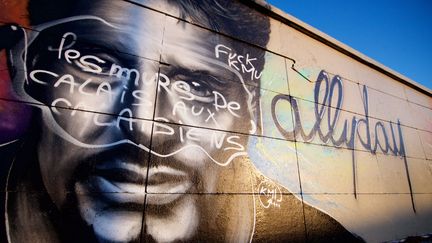 A Calais (Pas-de-Calais), le spectaculaire graff de Johnny Hallyday par KMU a&nbsp;été vandalisé avec le message "les murs de Calais aux Calaisiens". (MAXPPP)