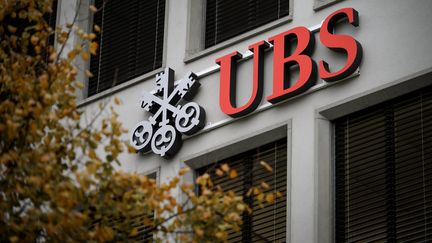 La fa&ccedil;ade du si&egrave;ge de la banque UBS &agrave; Zurich (Suisse), le 14 novembre 2013. (FABRICE COFFRINI / AFP)