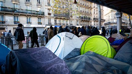 Un camp de migrants installé dans le 18e arrondissement de Paris, en décembre 2022. (AMAURY CORNU / HANS LUCAS)