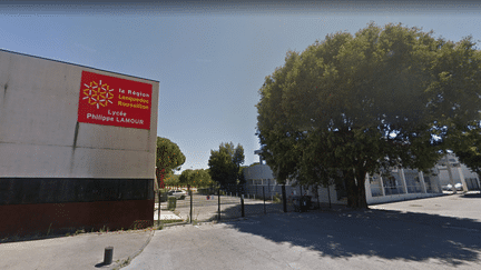 L'adolescente, âgée de 17&nbsp;ans, a été enlevée par ses parents et ses frères devant le lycée Philippe-Lamour de Nîmes (Gard). (GOOGLE STREET VIEW / FRANCEINFO)