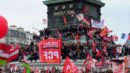 J-49 Des supporters du Front de Gauche sont r&eacute;unis sur la colonne de la Bastille pour assister au meeting de Jean-Luc M&eacute;lenchon, Paris, le 18 mars 2012. (ALFRED / SIPA)