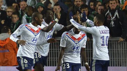 Les Lyonnais f&ecirc;tent un de leurs deux buts sur la pelouse de Saint-Etienne, le 10 novembre 2013 &agrave; Geoffroy-Guichard (Saint-Etienne). (ROMAIN LAFABREGUE / AFP)