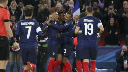 Les&nbsp;Bleus célèbrent leur large victoire face au Kazakhstan, le samedi 13 novembre au Parc des Princes. (JEAN CATUFFE / JEAN CATUFFE)