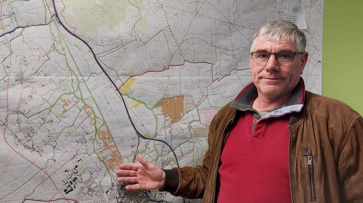 Christophe Seynaeve, président de la 7e section des wateringues, le 5 janvier 2024 à Saint-Martin-lez-Tatinghem (Pas-de-Calais). (FABIEN MAGNENOU / FRANCEINFO)