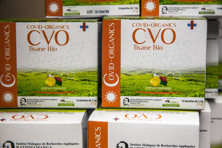 Des lots de Covid-Organics sont présentés à la presse à Antananarivo le 20 avril 2020. (RIJASOLO / AFP)