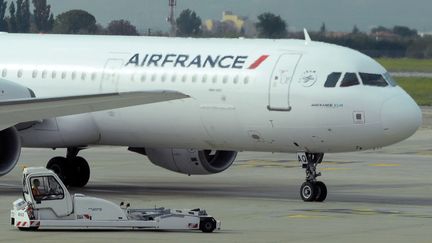 Un avion d'air France se pose à l'aéroport de Marseille-Provence, à Marignage (Bouches-du-Rhône), le 5 Octobre 2015. (BORIS HORVAT / AFP)
