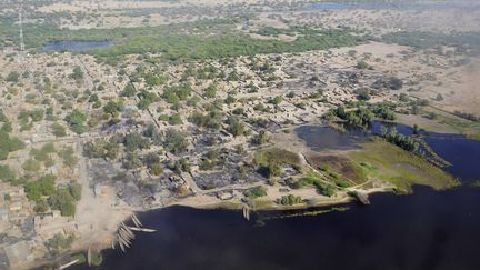 Vue aérienne du village de Ngouboua, sur le lac Tchad, attaqué par Boko Haram, le 13 février 2015. (MADJIASRA NAKO / REUTERS)