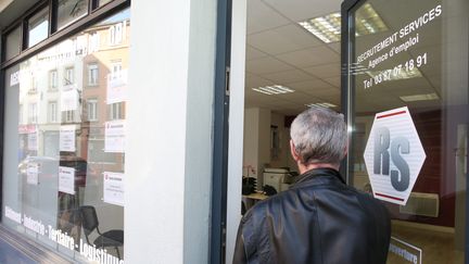 Un homme entre dans une agence d'intérim à Sarrebourg (Moselle), le 7 mars 2024. (LAURENT MAMI / LE REPUBLICAIN LORRAIN / MAXPPP)