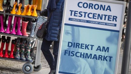 Un panneau devant un centre de tests pour le Covid-19, à&nbsp;Greifswald, au nord de l'Allemagne, le 7 février 2022.&nbsp; (STEFAN SAUER / DPA / AFP)