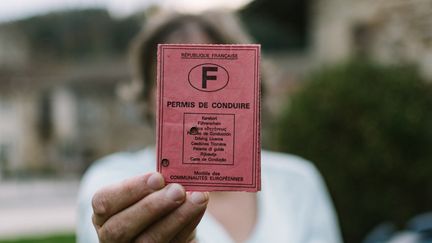 Le permis de conduire, ici photographié le 25 octobre 2021 à Saint-Clément (Allier), restera valable plus de 15 ans sans visite médicale obligatoire. (ADRIEN FILLON / HANS LUCAS / AFP)