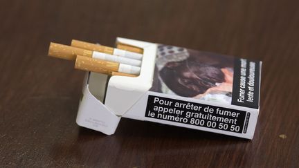 Au Sénégal, une loi de 2014 interdit de fumer «dans les espaces publics», la publicité pour la cigarette ainsi que l’ingérence de l’industrie du tabac dans les politiques nationales de santé. Depuis le 26 août 2017, des mises en garde et des photos chocs sont même obligatoires sur les paquets de cigarettes. (SEYLLOU / AFP)