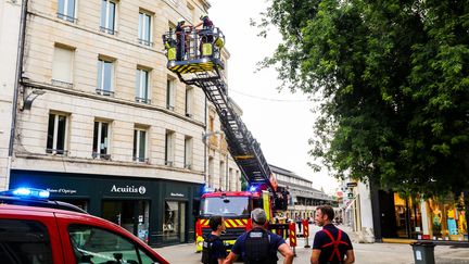 Les pompiers et les policiers sécurisent un immeuble de Niort (Deux-Sèvres) après le séisme, le 16 juin 2023. (JABOUTIER / MAXPPP)