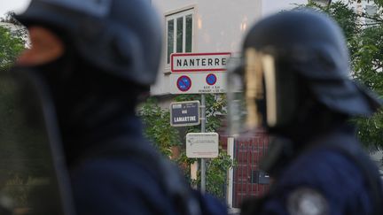 Des policiers après une manifestation à Nanterre (Hauts-de-Seine), le 27 juin 2023, à la suite de la mort du jeune Nahel. (ZAKARIA ABDELKAFI / AFP)