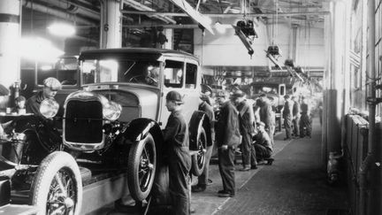 Ligne d'assemblage à la Ford Motor compagnie à Dearborn, Michigan en 1928. (GETTY IMAGES)